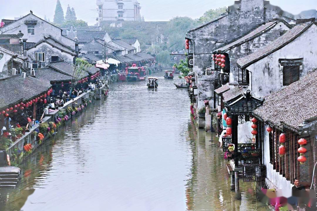 叶国富获选中国经济新闻人物(2023-2024) 李光斗现场送礼物“求合作”